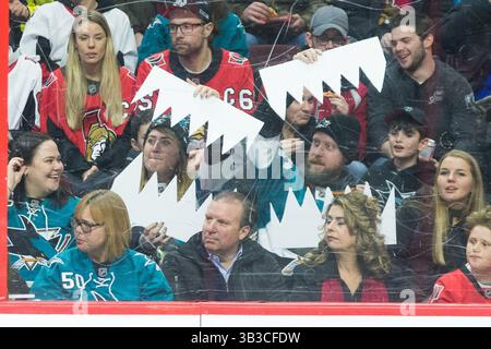 5. Januar 2018: Die Fans der San Jose Sharks während des NHL-Spiels zwischen den San Jose Sharks und den Ottawa Senators im Canadian Tire Centre in Ottawa, Kanada. Daniel Lea/CSM.(Kreditbild: &Copy; Daniel Lea/CSM via ZUMA Wire) Stockfoto