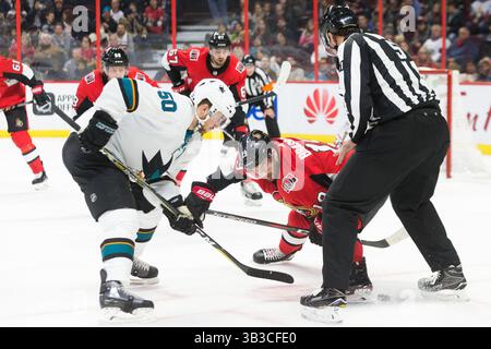 5. Januar 2018: Das San Jose Sharks Center Chris Tierney (50) und das Ottawa Senators Center Derick Brassard (19) treffen sich im Canadian Tire Centre in Ottawa, Kanada, als Linesman Andrew Smith den Puck während des NHL-Spiels zwischen den San Jose Sharks und Ottawa Senators fallen lässt. Daniel Lea/CSM.(Kreditbild: &Copy; Daniel Lea/CSM via ZUMA Wire) Stockfoto