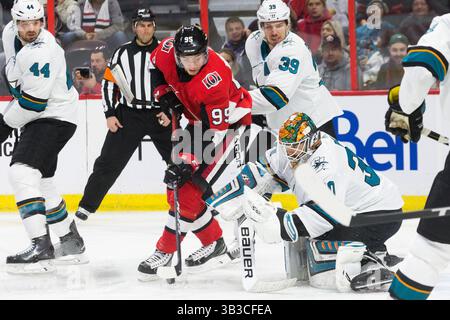 5. Januar 2018: Ottawa Senators Matt Duchene (95) sucht den Puck vor dem Torhüter Aaron Dell (30), während Logan Couture (39) während des NHL-Spiels zwischen den San Jose Sharks und Ottawa Senators im Canadian Tire Centre in Ottawa verteidigt. Daniel Lea/CSM.(Kreditbild: &Copy; Daniel Lea/CSM via ZUMA Wire) Stockfoto