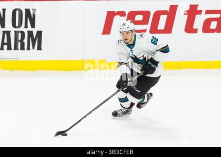 5. Januar 2018: Kevin Labanc (62) im NHL-Spiel zwischen San Jose Sharks und Ottawa Senators im Canadian Tire Centre in Ottawa, Kanada. Senatoren gewannen in der Überstunden mit 6:5. Daniel Lea/CSM.(Kreditbild: &Copy; Daniel Lea/CSM via ZUMA Wire) Stockfoto