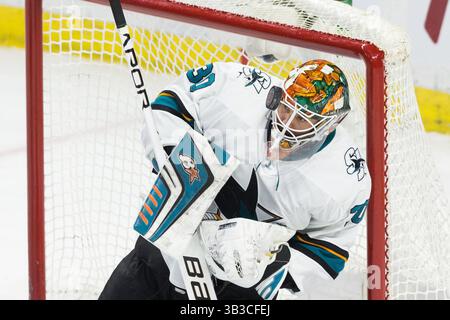 5. Januar 2018: Der Torhüter Aaron Dell (30) der San Jose Sharks rettet einen Blocker und der Puck springt während des NHL-Spiels zwischen den San Jose Sharks und den Ottawa Senators im Canadian Tire Centre in Ottawa, Kanada von der Maske ab. Senatoren gewannen in der Überstunden mit 6:5. Daniel Lea/CSM.(Kreditbild: &Copy; Daniel Lea/CSM via ZUMA Wire) Stockfoto