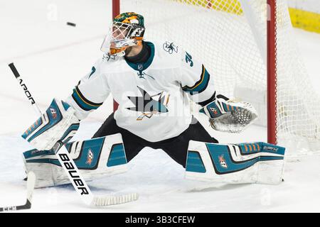 5. Januar 2018: Der Torwart der San Jose Sharks Aaron Dell (30) beobachtet während des NHL-Spiels zwischen den San Jose Sharks und Ottawa Senators im Canadian Tire Centre in Ottawa, Kanada, eine Rebound-Segel. Senatoren gewannen in der Überstunden mit 6:5. Daniel Lea/CSM.(Kreditbild: &Copy; Daniel Lea/CSM via ZUMA Wire) Stockfoto