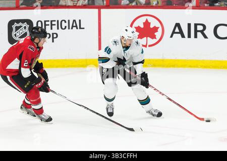 5. Januar 2018: San Jose Sharks Tomas Hertl (48) kontrolliert den Puck als Ottawa Senators Dion Phaneuf (2) während des NHL-Spiels zwischen den San Jose Sharks und Ottawa Senators im Canadian Tire Centre in Ottawa, Kanada. Senatoren gewannen in der Überstunden mit 6:5. Daniel Lea/CSM.(Kreditbild: &Copy; Daniel Lea/CSM via ZUMA Wire) Stockfoto