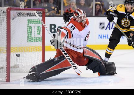 6. Januar 2018: Scott Darling (33), Torhüter der Carolina Hurricanes, lässt den Puck während des NHL-Spiels zwischen den Carolina Hurricanes und den Boston Bruins im TD Garden in Boston, Mass vorbei. Eric Canha/CSM(Kreditbild: &Copy; Eric Canha/CSM via ZUMA Wire) Stockfoto