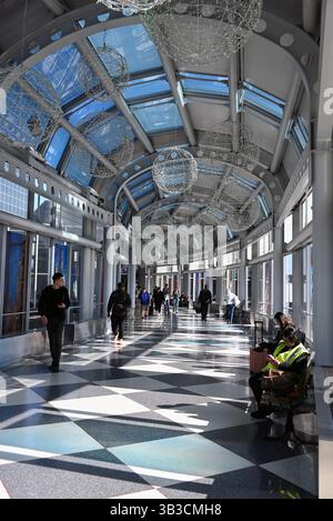 Sanft geschwungener Flur der Himmelbrücke zwischen den Terminals 1 und 2 am O'Hare Airport in Chicago Stockfoto