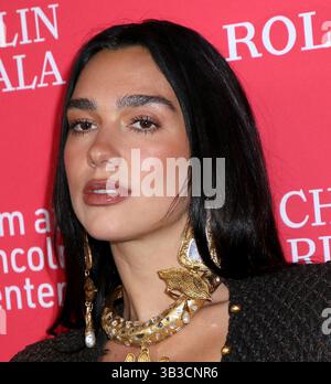 New York City, USA. April 2025. Dua Lipa nahm am 28. April 2025 an der 50. Chaplin Award Gala in der Alice Tully Hall in New York City Teil © Steven Bergman/AFF-USA.COM Credit: AFF/Alamy Live News Stockfoto