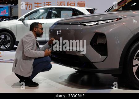 Ausländische Besucher erfahren am Stand von Bestune mehr über das neue Energiefahrzeug. Shanghai, China. 26. April 2025. Ausländische Besucher erfahren auf der 21. Shanghai International Automobile Industry Exhibition (Auto Shanghai) im National Exhibition and Convention Center (Shanghai) am 26. April 2025 mehr über Chinas neue Energiefahrzeuge. Quelle: Yin Liqin/China News Service/Alamy Live News Stockfoto