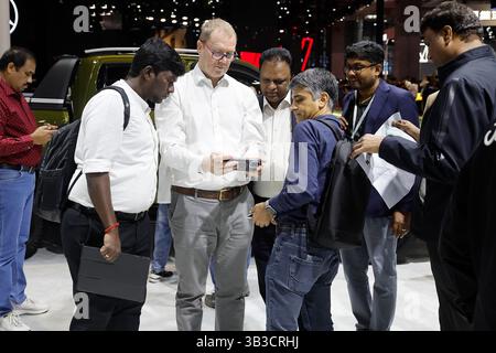 Ausländische Besucher besuchen die 21. Shanghai International Automobile Industry Exhibition (Auto Shanghai). Shanghai, China. 26. April 2025. Ausländische Besucher erfahren auf der 21. Shanghai International Automobile Industry Exhibition (Auto Shanghai) im National Exhibition and Convention Center (Shanghai) am 26. April 2025 mehr über Chinas neue Energiefahrzeuge. Quelle: Yin Liqin/China News Service/Alamy Live News Stockfoto