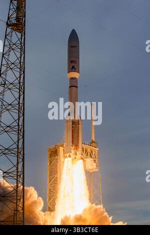 Cape Canaveral, Florida, USA. April 2025. Eine Atlas V-Rakete der United Launch Alliance (ULA) startet vom Space Launch Complex-41 (SLC-41), Cape Canaveral Space Force Station, Florida, mit den ersten 27 operationellen Satelliten für Amazons Projekt Kuiper Internet-Konstellation am 28. April 2025 um 19:01 Uhr. Credit: ZUMA Press, Inc./Alamy Live News Stockfoto