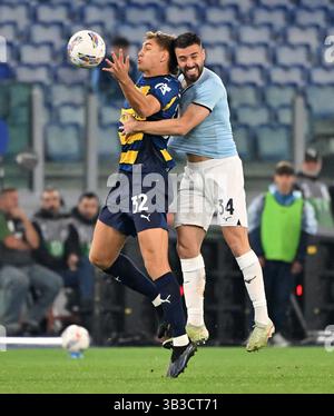 Rom, Italien. April 2025. Lazios Mario Gila (R) streitet mit Parmas Mateo Pellegrino während eines Fußballspiels der Serie A zwischen Lazio und Parma am 28. April 2025 in Rom, Italien. Quelle: Alberto Lingria/Xinhua/Alamy Live News Stockfoto