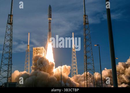 Cape Canaveral, Florida, USA. April 2025. Eine Atlas V-Rakete der United Launch Alliance (ULA) startet vom Space Launch Complex-41 (SLC-41), Cape Canaveral Space Force Station, Florida, mit den ersten 27 operationellen Satelliten für Amazons Projekt Kuiper Internet-Konstellation am 28. April 2025 um 19:01 Uhr. Credit: ZUMA Press, Inc./Alamy Live News Stockfoto