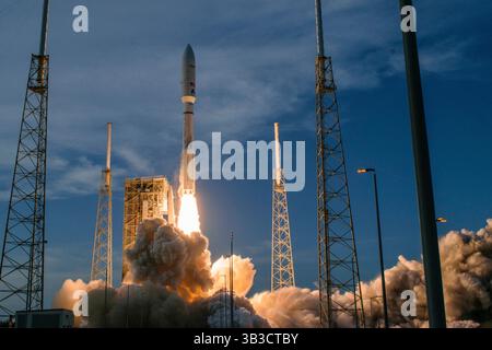 Cape Canaveral, Florida, USA. April 2025. Eine Atlas V-Rakete der United Launch Alliance (ULA) startet vom Space Launch Complex-41 (SLC-41), Cape Canaveral Space Force Station, Florida, mit den ersten 27 operationellen Satelliten für Amazons Projekt Kuiper Internet-Konstellation am 28. April 2025 um 19:01 Uhr. Credit: ZUMA Press, Inc./Alamy Live News Stockfoto