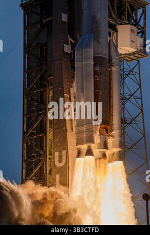 Cape Canaveral, Florida, USA. April 2025. Eine Atlas V-Rakete der United Launch Alliance (ULA) startet vom Space Launch Complex-41 (SLC-41), Cape Canaveral Space Force Station, Florida, mit den ersten 27 operationellen Satelliten für Amazons Projekt Kuiper Internet-Konstellation am 28. April 2025 um 19:01 Uhr. Credit: ZUMA Press, Inc./Alamy Live News Stockfoto