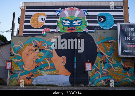 Ein Paar farbenfroher Wandgemälde an der Main & West Broadway Street in Mount Pleasant, Vancouver, BC. Stockfoto
