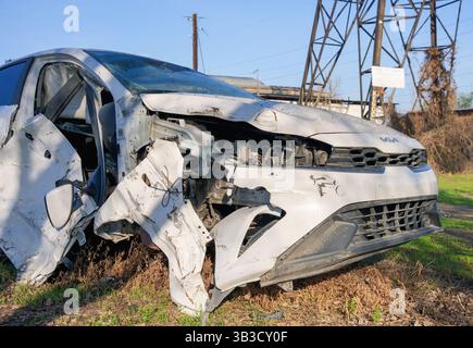 Almaty, Kasachstan - 6. April 2025: Zerbrochenes Frontend von Kia Cerato nach einem Unfall. Sicherheit im Straßenverkehr Stockfoto