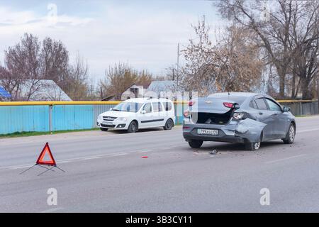 Almaty, Kasachstan - 2. April 2025: Chevrolet Onix steht nach einer Kollision auf der Autobahn. Notfallsituation. Sicherheit im Straßenverkehr Stockfoto