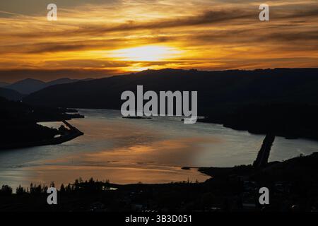 WA28350-00...WASHINGTON - Sonnenuntergang in der Columbia River Gorge vom Lyle Cherry Orchard Trail, Stockfoto