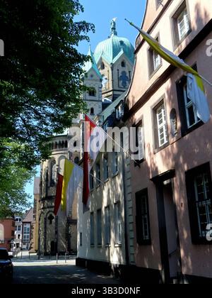 ...Historische Gebaeude finden sich rund um das St.Quirinus Münster in Neuss Neuss-Histor. Pastoratsgebaeude mit St. Quirinus Münster *** historische Gebäude befinden sich rund um St. Quirinus Münster in Neuss Neuss historisches Pastoratsgebäude mit St. Quirinus Münster Stockfoto