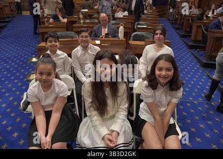 Boston, Ma, USA. April 2025. Armenier-Amerikaner und Freunde feiern den 110. Jahrestag des Völkermordes an den Armeniern durch die Türkei im Massachusetts State House. (Kreditbild: © Kenneth Martin/ZUMA Press Wire) NUR REDAKTIONELLE VERWENDUNG! Nicht für kommerzielle ZWECKE! Stockfoto