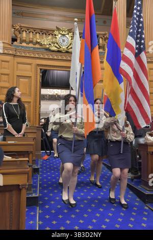 Boston, Ma, USA. April 2025. Armenier-Amerikaner und Freunde feiern den 110. Jahrestag des Völkermordes an den Armeniern durch die Türkei im Massachusetts State House. (Kreditbild: © Kenneth Martin/ZUMA Press Wire) NUR REDAKTIONELLE VERWENDUNG! Nicht für kommerzielle ZWECKE! Stockfoto