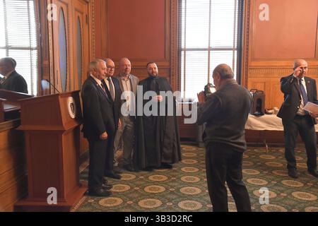 Boston, Ma, USA. April 2025. Armenier-Amerikaner und Freunde feiern den 110. Jahrestag des Völkermordes an den Armeniern durch die Türkei im Massachusetts State House. (Kreditbild: © Kenneth Martin/ZUMA Press Wire) NUR REDAKTIONELLE VERWENDUNG! Nicht für kommerzielle ZWECKE! Stockfoto