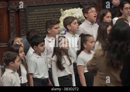 Boston, Ma, USA. April 2025. Armenier-Amerikaner und Freunde feiern den 110. Jahrestag des Völkermordes an den Armeniern durch die Türkei im Massachusetts State House. (Kreditbild: © Kenneth Martin/ZUMA Press Wire) NUR REDAKTIONELLE VERWENDUNG! Nicht für kommerzielle ZWECKE! Stockfoto
