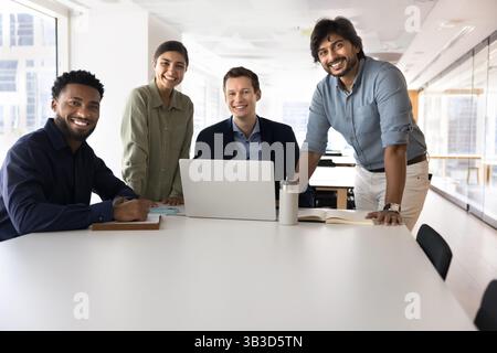 Verschiedene Gruppen-pf-Geschäftsleute posieren oder Kamera am Arbeitsplatz versammelten Stockfoto