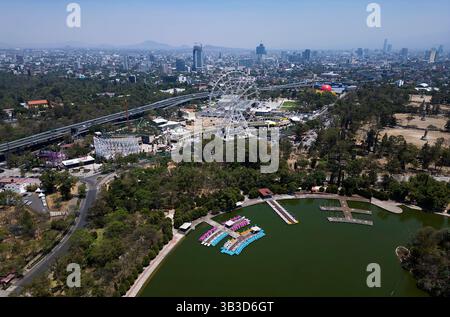 Aus der Vogelperspektive von Mexiko-Stadt vom Chapultepec Park mit Riesenradauge im Vergnügungspark Azatlàn Stockfoto