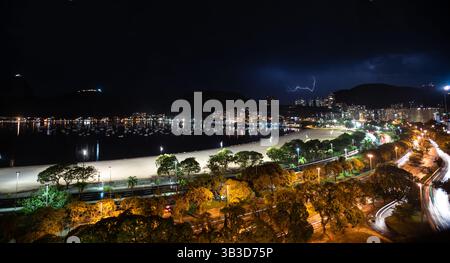 Blitz über Botafogo Beach bei Nacht in Rio de Janeiro, Brasilien Stockfoto