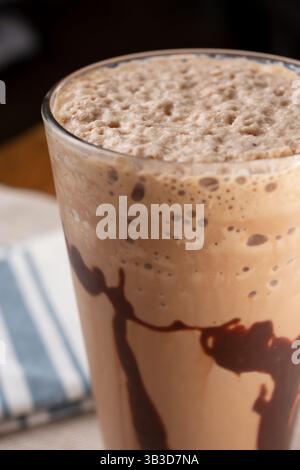 Eine Nahaufnahme eines Eismokkkaffee-Getränks in einem Glas. Stockfoto