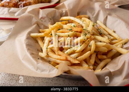 Blick auf einen Korb mit Pommes frites. Stockfoto