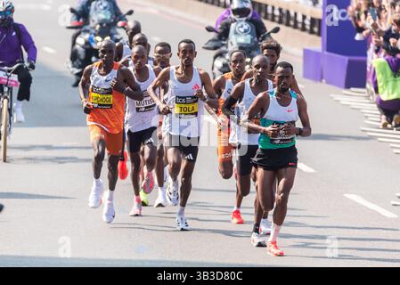 Elite Men führende Athleten, die 2025 beim TCS London Marathon durch Tower Hill, London, Großbritannien, antreten Stockfoto