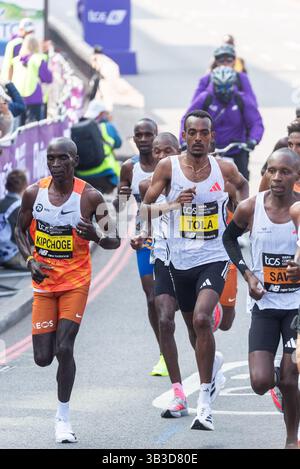 Elite Men führende Athleten, die 2025 beim TCS London Marathon durch Tower Hill, London, Großbritannien, antreten Stockfoto