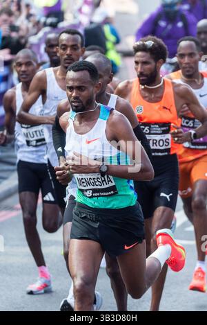 Milkesa Mengesha, männliche Elite-Athletin, die 2025 beim TCS London Marathon antrat, durchquerte Tower Hill, London, Großbritannien Stockfoto