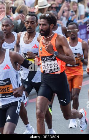 Amanal Petros, männlicher Elite-Athlet, der 2025 beim TCS London Marathon antrat, durchquerte Tower Hill, London, Großbritannien Stockfoto
