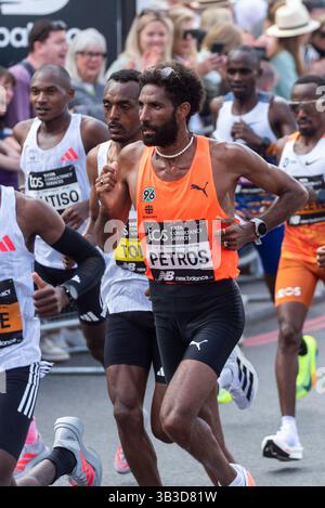 Amanal Petros, männlicher Elite-Athlet, der 2025 beim TCS London Marathon antrat, durchquerte Tower Hill, London, Großbritannien Stockfoto