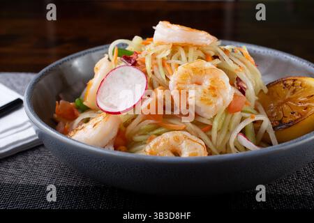 Blick auf eine Schüssel mit grünem thailändischem Papaya-Salat. Stockfoto
