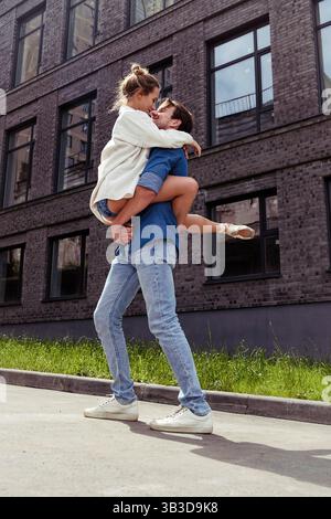 Ein verliebter Partner trifft auf eine Ballerina auf einer Straße, während er an einem Sommertag durch die Stadt spaziert Stockfoto