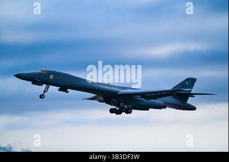 Ein B-1B Lancer startet, um eine Mission während der Bomber Task Force 25-2 auf der Misawa Air Base in Japan am 22. April 2025 zu absolvieren. BTF 25-2 ist eine Demonstration von Stockfoto