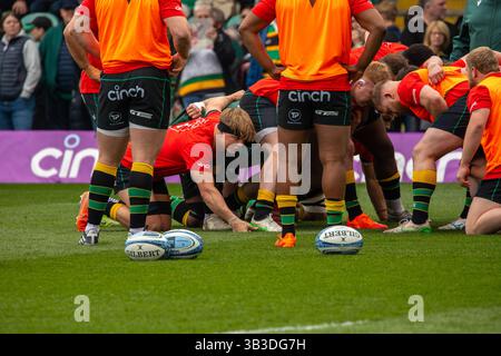 Northampton, Großbritannien, 26. April 2025 Northampton Saints und England in der hinteren Reihe und Lions Hope, Henry Pollock wärmt sich vor dem Spiel gegen Bristol Bears auf Stockfoto