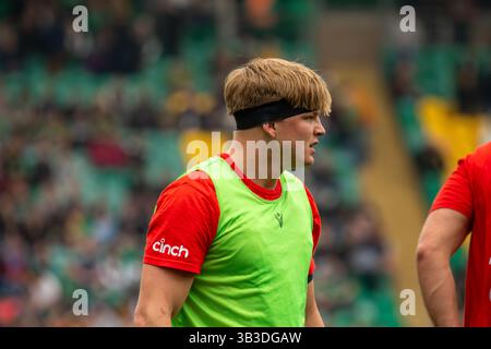 Northampton, Großbritannien, 26. April 2025 Northampton Saints und England in der hinteren Reihe und Lions Hope, Henry Pollock wärmt sich vor dem Spiel gegen Bristol Bears auf Stockfoto