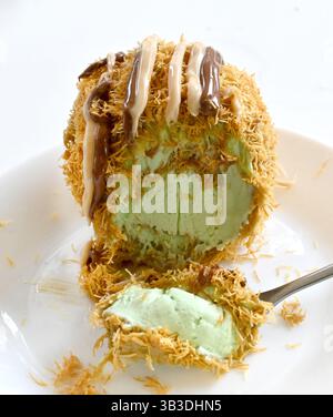 Eiskugel bedeckt mit Kadayif und Schokolade Stockfoto