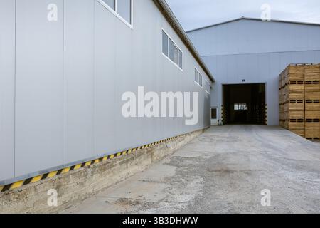 Frachtterminal des Logistikzentrums. Gestapelte leere Palettenkisten. Laderampe. Supply Chain Management von Fertigprodukten in der Industrie p Stockfoto