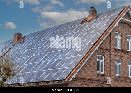 Großes Sonnensystem auf dem Dach eines alten Klinkerhauses Stockfoto
