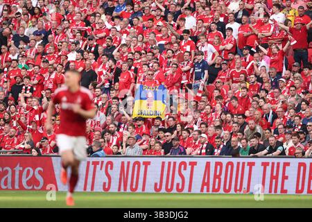 London, Großbritannien. April 2025. Eine Waldflagge von Spalding Fans beim Halbfinale des Emirates FA Cup Nottingham Forest gegen Manchester City im Wembley Stadium, London, Großbritannien am 27. April 2025. Quelle: Paul Marriott/Alamy Live News Stockfoto