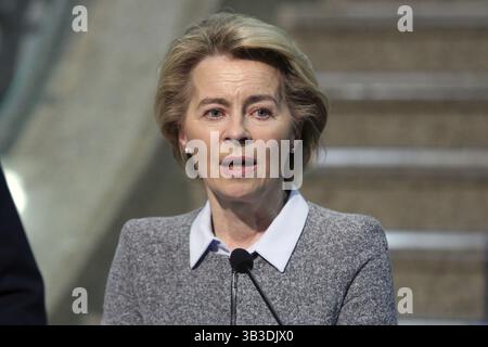 Sofia, Bulgarien - 3. März 2020: EU-Kommissionspräsidentin Ursula von der Leyen hält eine Pressekonferenz am Flughafen Sofia Stockfoto