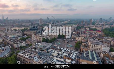 Londons Herz : Dämmerung über dem Trafalgar Square. Atemberaubender Blick aus der Luft auf das Zentrum von London ft London Eye und die Themse unter pastellfarbenem Abendhimmel Stockfoto