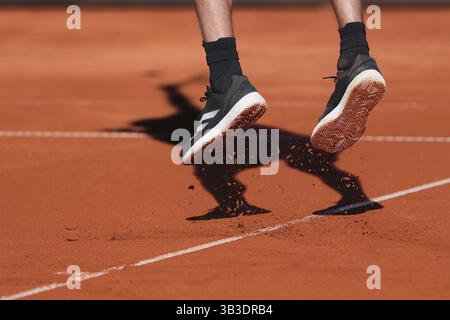 Füße und Schatten des Tennisspielers Alexander Zverev (GER) während eines Service-Spiels beim BMW Open Turnier 2025 in München, Bayern, Deutschland, Europa Stockfoto