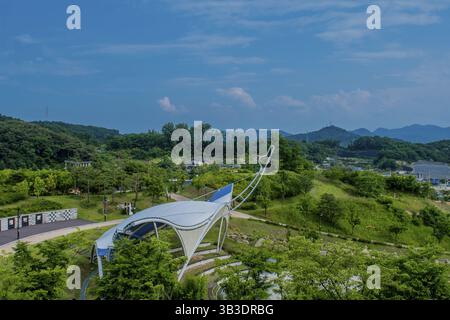 Okcheon, Südkorea, 9. Juni 2019: Sitzplätze im Freiluftstadion in einem Stadtpark, der dem großen Vogel ähnelt Stockfoto