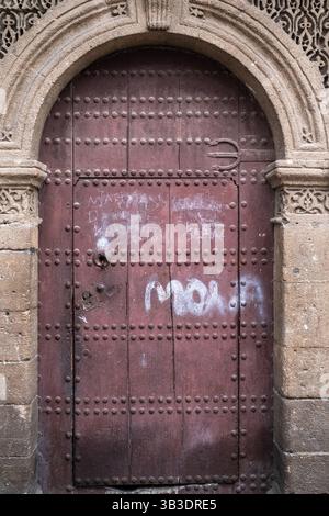 Tür in der neuen Medina des Habous-Viertels in Casablanca in Marokko am 14. Oktober 2023. Casablanca ist Marokkos aufstrebende wirtschaftliche Hauptstadt und Th Stockfoto